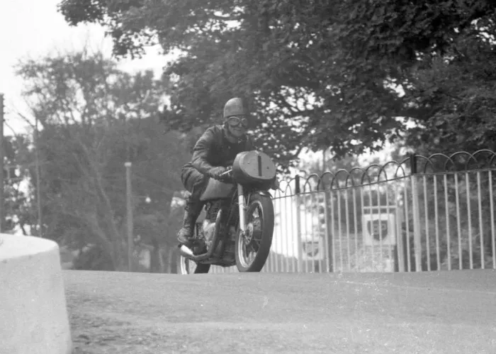 Framed Print : Peter Tomlinson (Matchless) 1960 Senior Manx Grand Prix Framed Print : Peter Tomlinson (Matchless) 1960 Senior Manx Grand Prix