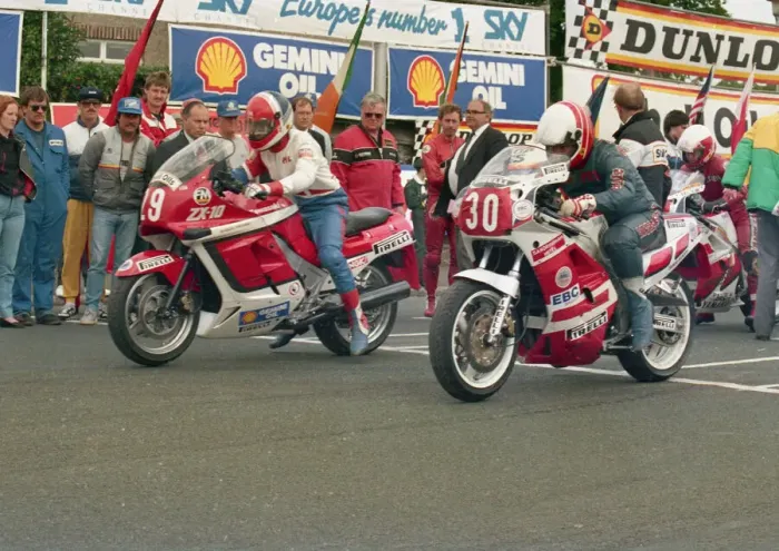 Framed Print : Phil Armes (Kawasaki) and Pete Beale (Yamaha) 1988 Production A TT Framed Print : Phil Armes (Kawasaki) and Pete Beale (Yamaha) 1988 Production A TT