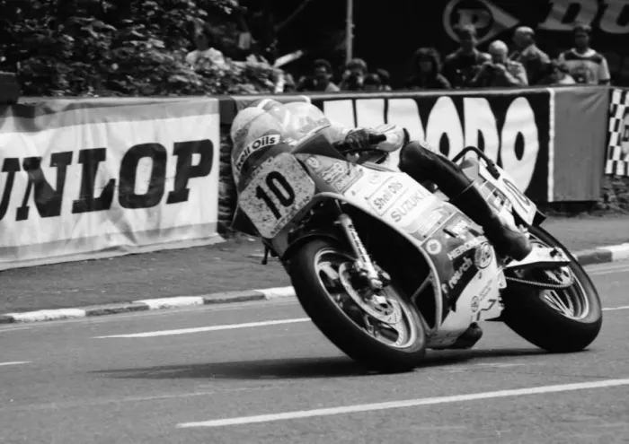Framed Print : Phil Mellor (Suzuki) 1986 Formula One TT Framed Print : Phil Mellor (Suzuki) 1986 Formula One TT