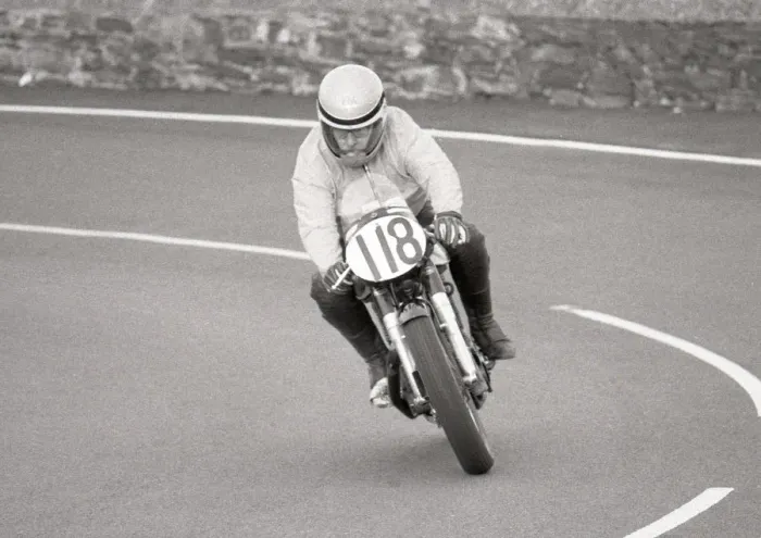 Framed Print : Phil Moss (Norton) 1985 Classic Manx Grand Prix