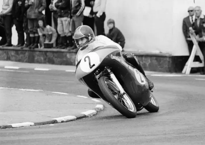 Framed Print : Phil Nicholls (Norton) 1975 Senior Manx Grand Prix