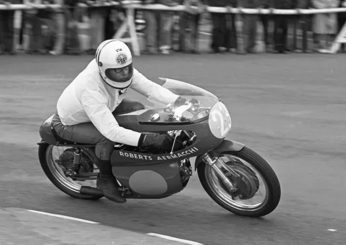 Framed Print : Phil Winter (Roberts Aermacchi) 1975 Junior Manx Grand Prix