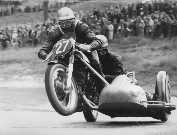 Framed Print : Pip Harris & Ray Campbell (Norton) Cadwell Park Framed Print : Pip Harris & Ray Campbell (Norton) Cadwell Park