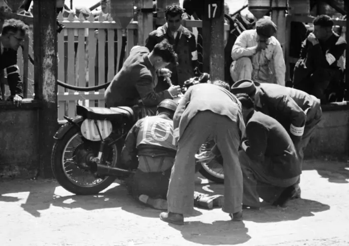 Framed Print : Pit stop for Albert Moule (Norton) 1949 Junior TT Framed Print : Pit stop for Albert Moule (Norton) 1949 Junior TT