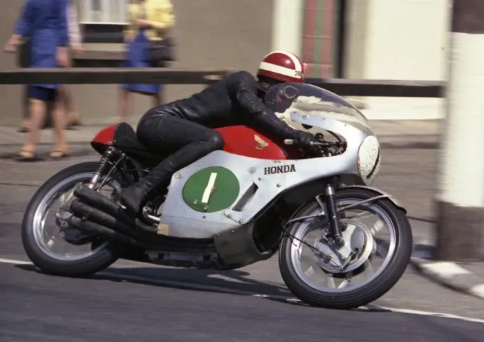 Framed Print : Ralph Bryans at Parlaiment Square: 1967 Lightweight TT Framed Print : Ralph Bryans at Parlaiment Square: 1967 Lightweight TT