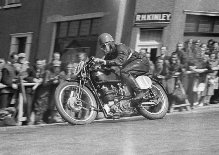 Framed Print : Ralph Seymour (Velocette) on Bray Hill
