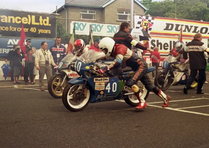 Framed Print : Ray Hanna (Yamaha) & James Rea (EMC) 1987 Junior TT Framed Print : Ray Hanna (Yamaha) & James Rea (EMC) 1987 Junior TT