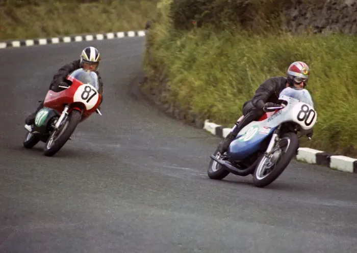 Framed Print : Raymond Eglinton (Bultaco) and Dave Kirwan (Westridge Aermacchi) Framed Print : Raymond Eglinton (Bultaco) and Dave Kirwan (Westridge Aermacchi)