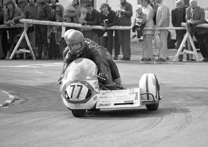 Framed Print : Reg Spooncer & Herbert John (Norton) 1975 Sidecar 1000 TT Framed Print : Reg Spooncer & Herbert John (Norton) 1975 Sidecar 1000 TT
