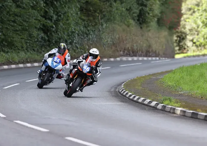 Framed Print : Richard Kay Aprilia) and Stuart Clotworthy (Kawasaki) at Quarry Bends Framed Print : Richard Kay Aprilia) and Stuart Clotworthy (Kawasaki) at Quarry Bends