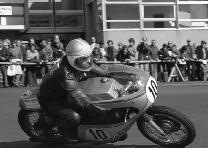 Framed Print : Rick Cannon (Suzuki) 1977 Senior Manx Grand Prix