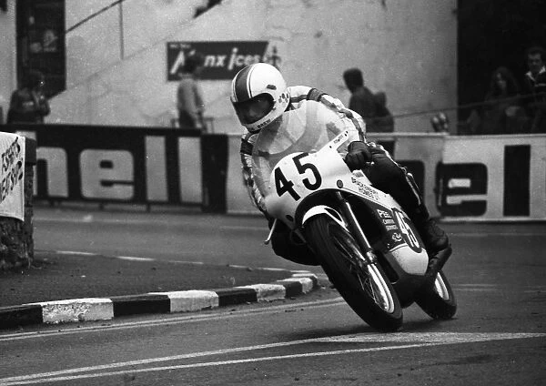 Rob Brew (Yamaha) winning 1978 Junior Newcomers Manx