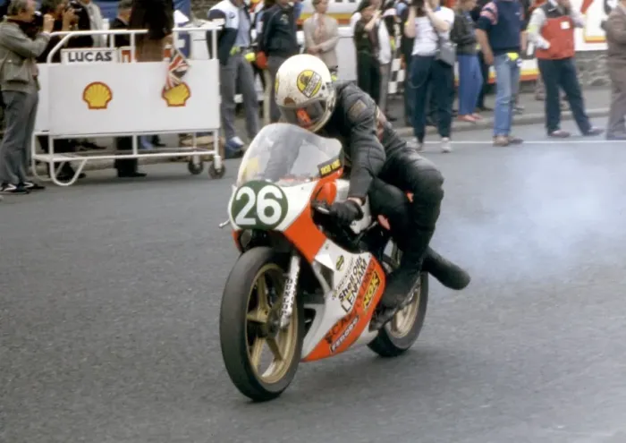 Framed Print : Rob Vine (Yamaha) 1985 Junior TT Framed Print : Rob Vine (Yamaha) 1985 Junior TT