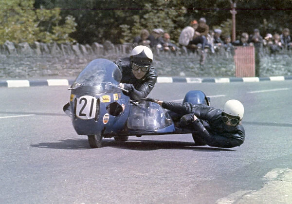 Rob Williamson & Dave Smith (Triumph) 1972 500 Sidecar TT