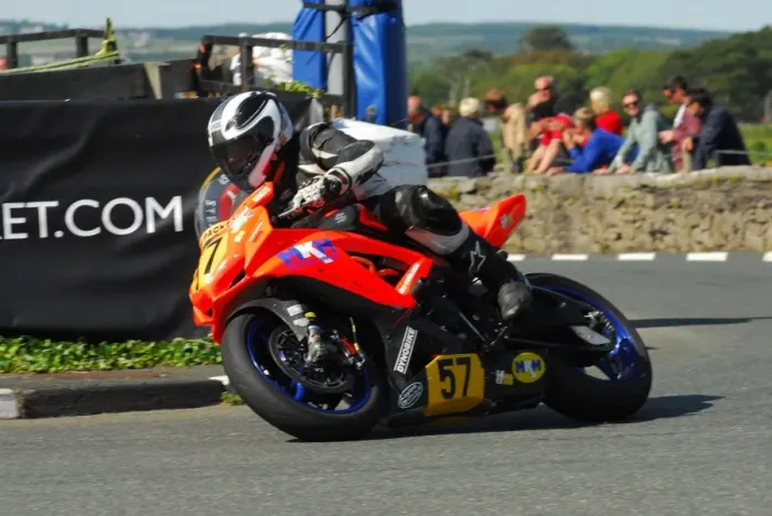 Framed Print : Robert Mitchel-Hill (Suzuki) 2015 Southern 100 Framed Print : Robert Mitchel-Hill (Suzuki) 2015 Southern 100