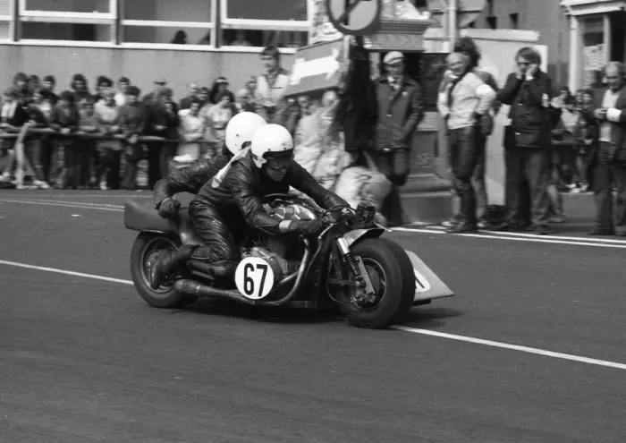 Framed Print : Robert Philpott & Michael Buxton (Laverda) 1977 Sidecar TT