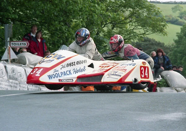 Robert Thompson & Steven Hedison (Derbyshire Honda) 2000 Sidecar TT
