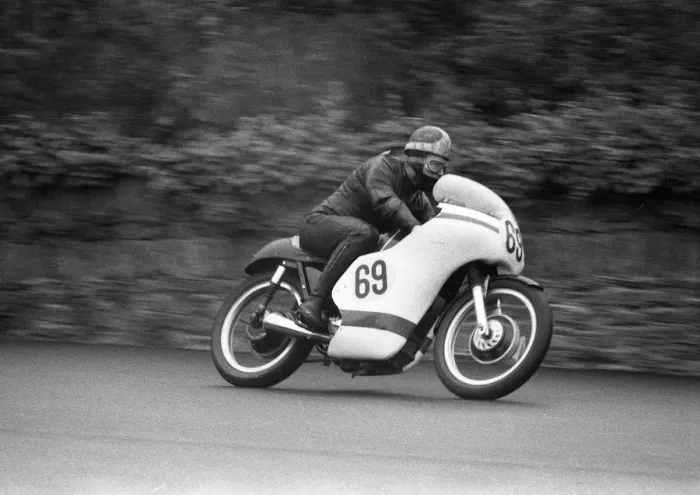 Framed Print : Robin Dawson (AJS) 1962 Junior Manx Grand Prix