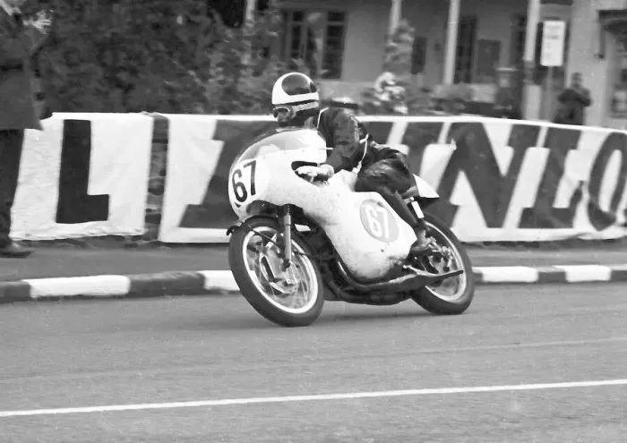 Framed Print : Robin Denny (Yamaha) 1966 Lightweight Manx Grand Prix Framed Print : Robin Denny (Yamaha) 1966 Lightweight Manx Grand Prix