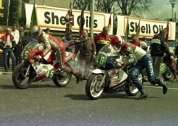 Robin Milton (Yamaha) and Mark Farmer (Honda) 1986 Junior TT