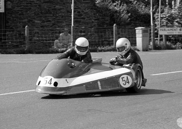 Rod Bellas & Geoff Knight (Suzuki) 1985 Sidecar TT