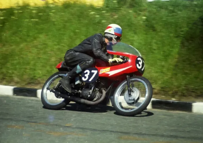 Framed Print : Rodney Gooch at Bedstead Corner: 1969 Ultra Lightweight TT Framed Print : Rodney Gooch at Bedstead Corner: 1969 Ultra Lightweight TT