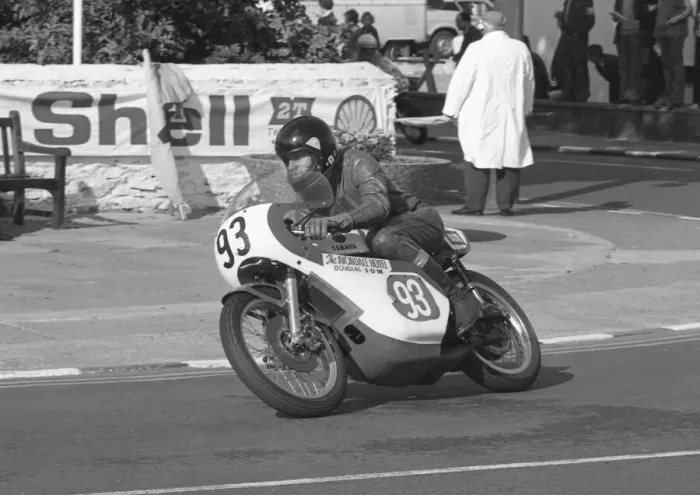 Framed Print : Roger Appleby (Yamaha) 1977 Lightweight Manx Grand Prix