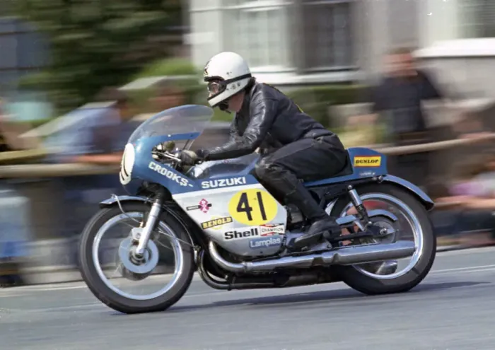 Framed Print : Roger Bowler (Crooks Suzuki) 1973 Senior TT Framed Print : Roger Bowler (Crooks Suzuki) 1973 Senior TT