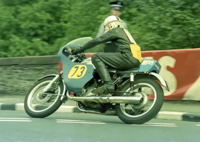 Framed Print : Roger Bowler (Crooks Suzuki) 1976 Senior TT Framed Print : Roger Bowler (Crooks Suzuki) 1976 Senior TT