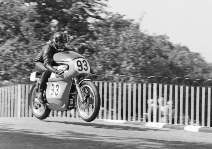 Framed Print : Roger Lees (Triumph) 1971 Senior Manx Grand Prix Framed Print : Roger Lees (Triumph) 1971 Senior Manx Grand Prix