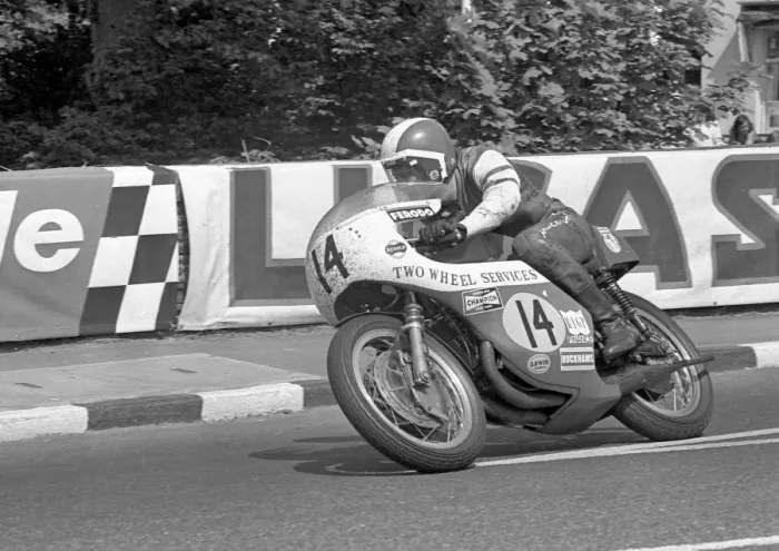 Framed Print : Roger Nicholls (Suzuki) 1973 Senior TT Framed Print : Roger Nicholls (Suzuki) 1973 Senior TT