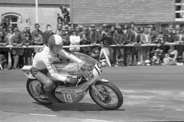 Framed Print : Roger Nichols (Shepherd Suzuki) 1975 Junior TT Framed Print : Roger Nichols (Shepherd Suzuki) 1975 Junior TT
