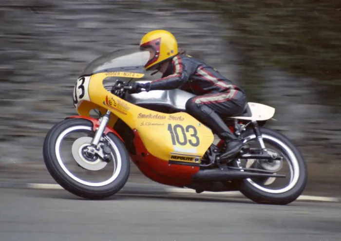 Framed Print : Roger Nott (Maxton Yamaha) 1974 Senior Manx Grand Prix