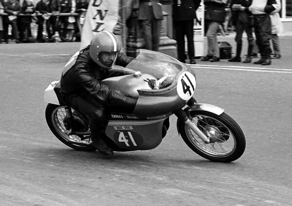Roger Sutcliffe (Crooks Suzuki) 1972 Lightweight TT