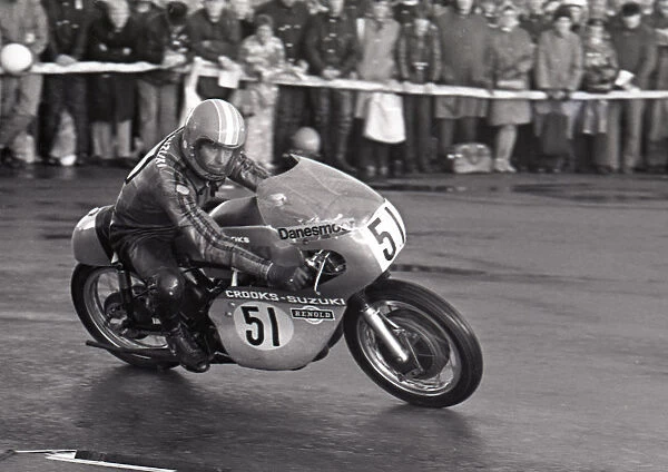 Roger Sutcliffe (Crooks Suzuki) 1975 Senior TT