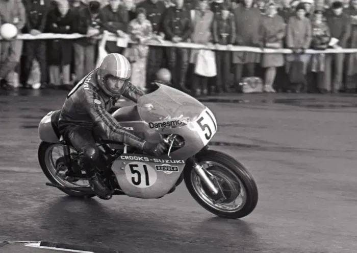 Framed Print : Roger Sutcliffe (Crooks Suzuki) 1975 Senior TT Framed Print : Roger Sutcliffe (Crooks Suzuki) 1975 Senior TT