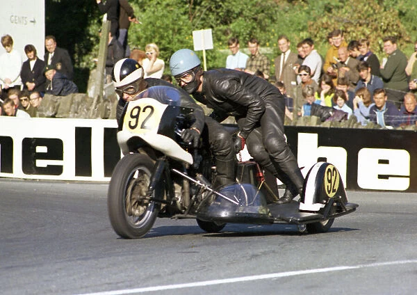 Ron Cave & Peter Mooney (Triumph) 1968 750 Sidecar TT