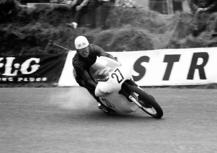 Framed Print : Ron Langston (Matchless) at Signpost Corner, 1961 Senior TT Framed Print : Ron Langston (Matchless) at Signpost Corner, 1961 Senior TT