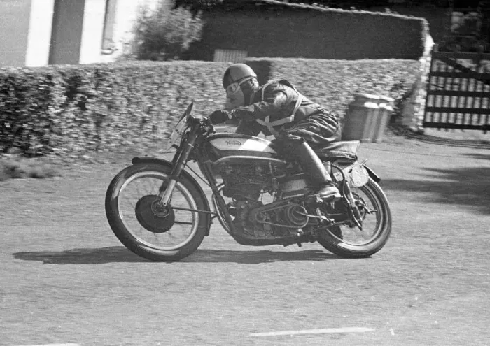 Framed Print : Ron Rudge (Norton) 1951 Senior Manx Grand Prix Framed Print : Ron Rudge (Norton) 1951 Senior Manx Grand Prix