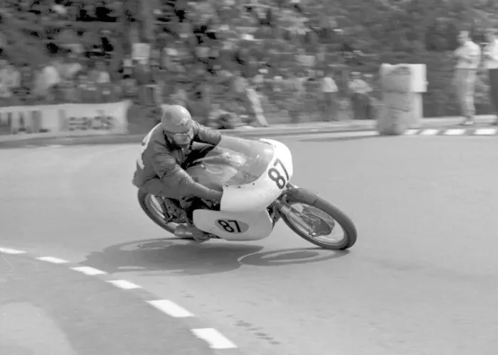 Framed Print : Ross Hannan (Marchless) 1969 Senior TT Framed Print : Ross Hannan (Marchless) 1969 Senior TT