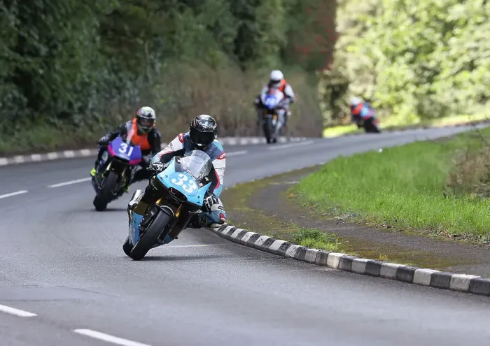Framed Print : Ross Orchard (Yamaha) and Andy Lovett (Honda) at Quarry Bends