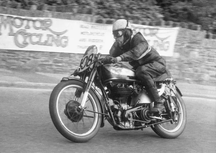 Framed Print : Roy Bennett (Norton) 1952 Senior Manx Grand Prix Framed Print : Roy Bennett (Norton) 1952 Senior Manx Grand Prix