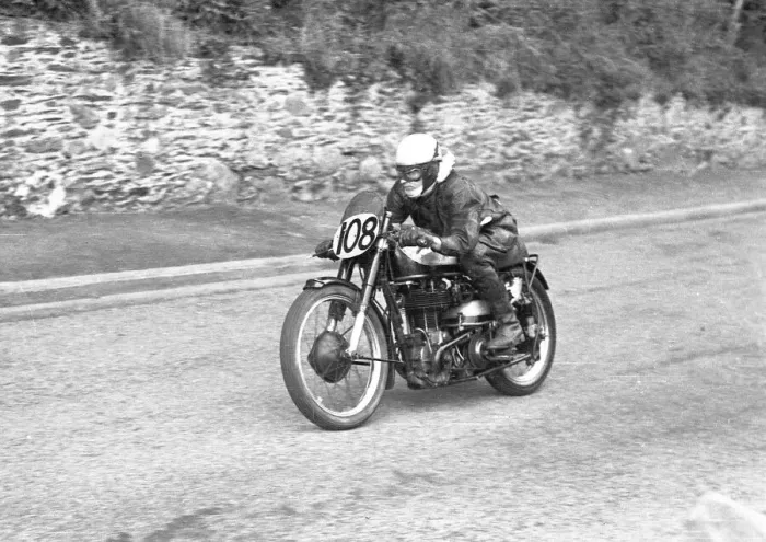 Framed Print : Roy Bennett (Norton) 1952 Senior Manx Grand Prix Framed Print : Roy Bennett (Norton) 1952 Senior Manx Grand Prix