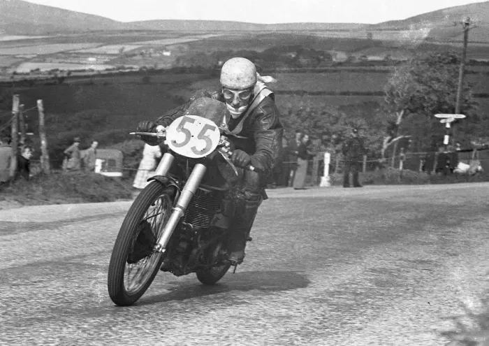 Framed Print : Roy Bennett (Norton) 1953 Senior Manx Grand Prix Framed Print : Roy Bennett (Norton) 1953 Senior Manx Grand Prix