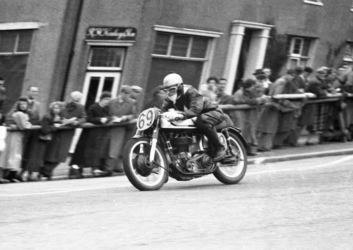 Framed Print : Roy Bennett (Norton) 1954 Senior Manx Grand Prix Framed Print : Roy Bennett (Norton) 1954 Senior Manx Grand Prix