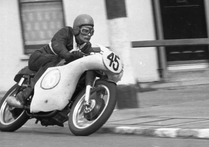Framed Print : Roy Gates (AJS) 1963 Junior Manx Grand Prix Framed Print : Roy Gates (AJS) 1963 Junior Manx Grand Prix