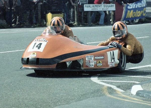 Roy Hanks & Vince Biggs (Yamaha) 1981 Sidecar TT
