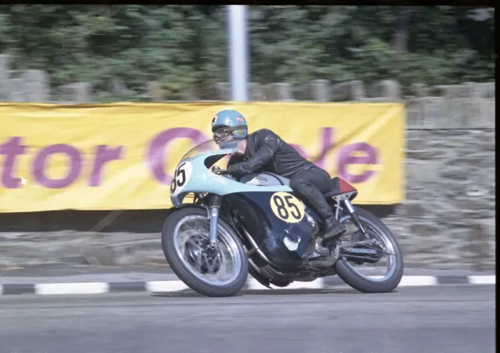 Framed Print : Roy Simmons (Norton) 1967 Senior Manx Grand Prix Framed Print : Roy Simmons (Norton) 1967 Senior Manx Grand Prix