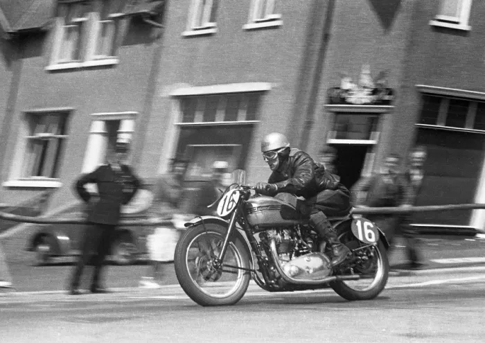 Framed Print : Russell Oldfield (Triumph) 1953 Senior Clubman TT Framed Print : Russell Oldfield (Triumph) 1953 Senior Clubman TT