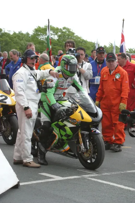 Framed Print : Ryan Farquhar (Kawasaki) 2005 Senior TT Framed Print : Ryan Farquhar (Kawasaki) 2005 Senior TT